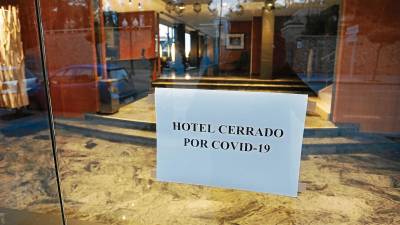 Varios establecimientos hoteleros de la Costa Daurada se han visto obligados a cerrar por el Covid-19. FOTO: Pere Ferré / DT