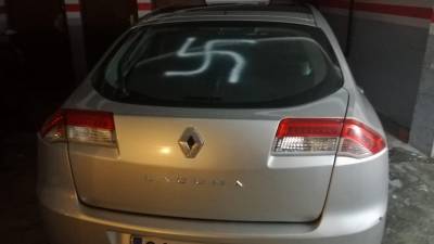 Uno de los coches pintados con la cruz gamada.