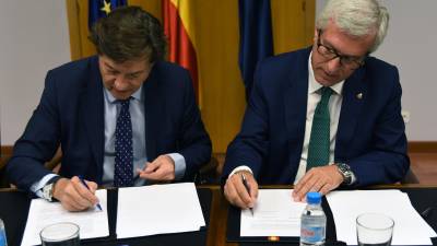 Josep Fèlix Ballesteros (dcha) y el expresidente del CSD, José Ramon Lete, firmando la financiación de los Juegos en 2016. FOTO: CSD.
