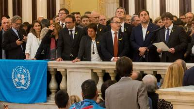 Puigdemont dirigiéndose a los alcaldes en la escalinata del Parlament, tras la declaración de independencia del Parlament. FOTO: EFE