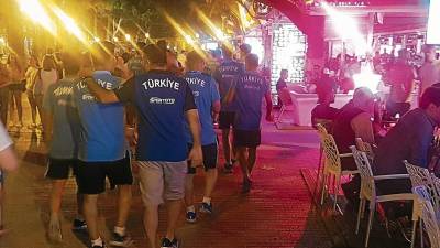 Parte de la selección de Turquía paseando por la zona de bares más ćercana a la Platja de Llevant de Salou. FOTO: ÁLEX FAURA GÓMEZ