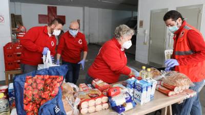 Voluntarios de Creu Roja en Reus, preparando entregas de alimentos. FOTO: ALBA MARINÉ