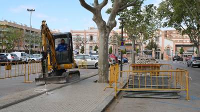 Las obras han empezado en el área de zona azul Riudoms, delante de la Biblioteca Xavier Amorós. FOTO: FABIÁN ACIDRES