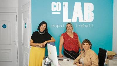 Desde la izquierda, Raquel Revenga, Laura Barceló y Montserrat Andrés, en el espacio Co-Lab de Cambrils. Fotos: Alba Mariné