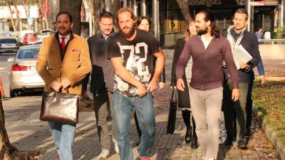 Los tres vecinos de Mont-roig, acompañados de los abogados del colectivo Advocats voluntaris 1 d'octubre, a su llegada a los juzgados de Reus. FOTO: ACN