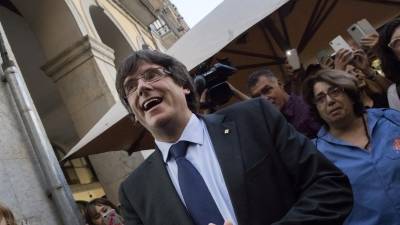 El presidente cesado de la Generalitat de Cataluña, Carles Puigdemont, a su salida de un restaurante de Girona. FOTO: EFE