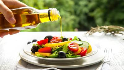El aceite de oliva virgen es beneficioso para la salud en proporciones adecuadas. FOTO: Getty Images