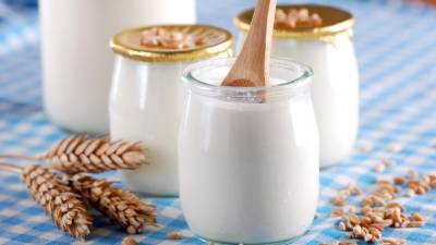 Los individuos que consumen más yogures descremados de forma habitual presentan menor riesgo de sufrir cataratas. Foto: dt