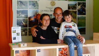 Sergi Serra, junto a su mujer Eva y su hijo Sergi, en la nueva tienda de Formatges Artesans La Vall de Brugent. FOTO: F. Acidres