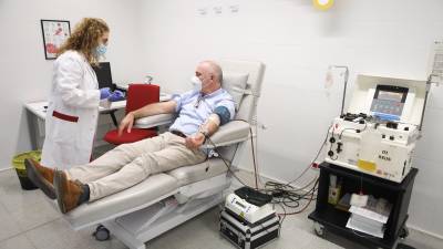Un hombre donando plasma el pasado miércoles en el Banc de Sang i Teixits del Hospital Universitari Sant Joan de Reus. FOTO: ALBA MARINÉ