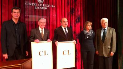 Andreu Rodríguez (segundo empezando por la izquierda) cuando fue reconocido por el Centre de Lectura como Soci d’Honor. FOTO: DT