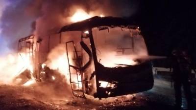 El autobús, en llamas. FOTO: Bombers