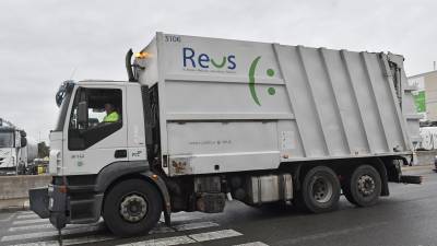 Un operario conduciendo un camión de la basura de Reus FOTO: ALFREDO GONZÁLEZ
