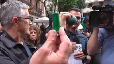 Ciutadans mostren les bales de goma i el material que va utilitzar la policia durant les càrregues a Barcelona