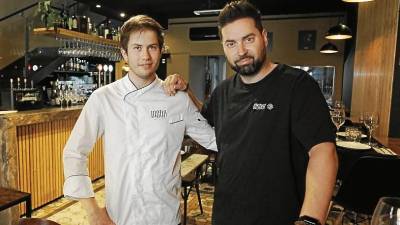 El chef Gaspar Caparó e Ibán Jerez (socio propietario). FOTO: Pere Ferré