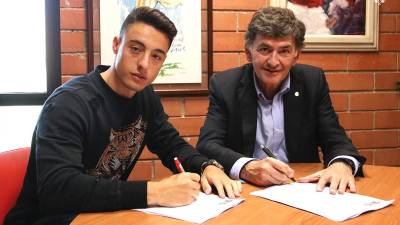Pol Ballesteros junto con el presidente del Nàstic, Josep Maria Andreu, en la firma de la renovación del futbolista de Vilassar con el Nàstic hasta junio de 2021. FOTO: NÀSTIC