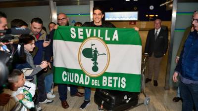 Bartra, a su llegada al aeropuerto de Sevilla, donde fue recibido por decenas de béticos. FOTO: Estadio Deportivo