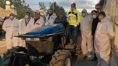El grup de pagesos a punt per fer la desinfecció setmanal als carrers del municipi, acompanyats de l’alcalde Sergi Pedret (en groc) i el regidor de Serveis Públics i Agricultura, Josep Maria Bages (en negre). FOTO: Cedida