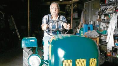 Jordi Rovira ha restaurado esta máquina agrícola en su finca de Torredembarra. FOTO: ALBA MARINÉ