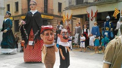 Imatge de la desfilada de gegants a la plaça de l’Ajuntament, ahir al migdia. Foto: ajunt. tortosa