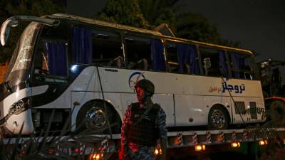 Las operaciones se produjeron horas después del atentado contra un autobús turístico en el que murieron cuatro personas, entre ellos tres turistas vietnamitas, y otras diez resultaron heridas. FOTO: EFE