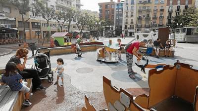 El parque de la Plaça Verdaguer es un hervidero cada tarde. Hay presupuesto para ampliarlo de nuevo. FOTO: Pere Ferré