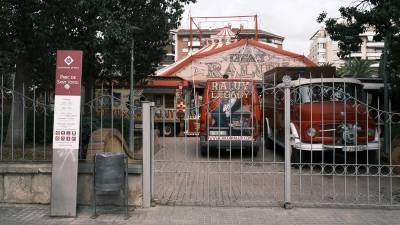 Los artistas entrenan por turnos para no coincidir todos juntos en la carpa del circo y hacen vida dentro de sus autocaravanas en el Parc Sant Jordi de Reus. FOTOS: Fabián Acidres