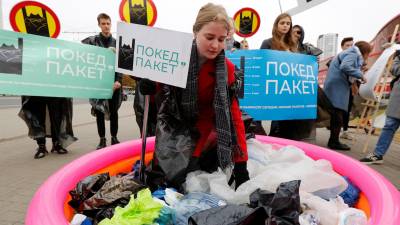 Una activista, en una piscina con bolsas de plástico, ayer en Minsk (Bielorrusia). FOTO: tatyana zenkovich/efe