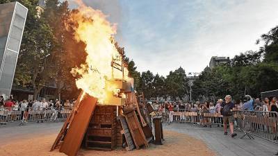 La plaça de la Llibertat va veure cremar, un any més, la foguera de Sant Joan. FOTO: alfredo gonzález