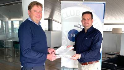 Imatge de la signatura del conveni per part de l'alcalde de Cambrils i el gerent del Club Nàutic. Foto: Cedida