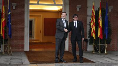 El presidente del Gobierno, Mariano Rajoy, recibe en La Moncloa al president de la Generalitat, Carles Puigdemont, el 20 de abril de 2016. Ambos mandatarios mantienen las formas en público pero la tensión entre ellos es máxima. Foto: ACN