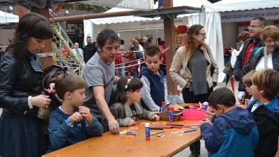 Nens i nenes participant en un dels tallers de retallables de la FiraCastells de l’any passat. FOTO: DT
