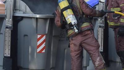 Una dotació de bombers ha acudit als quatre incendis.