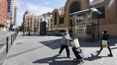 El entorno del Mercat Central de Tarragona está prácticamente vacío. Solo se ve gente con mascarilla y empujando el carrito de la compra. FOTO: P. ferré