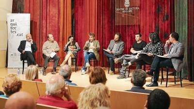 El debate se celebró en el Centre de Lectura. FOTO: Alba Mariné