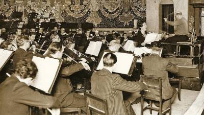 La orquesta en el Palau de la Música Catalana dirigida por el propio Casals. FOTO: DT