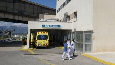 Sanitarios accediendo al Hospital Verge de la Cinta de Tortosa. FOTO:JOAN REVILLAS