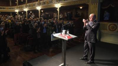 El desenlace de la ponencia del alcalde, Carles Pellicer, ovacionado por los más de 300 asistentes. FOTO: FABIÁN ACIDRES