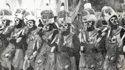 Una filada de moros de Bocairent a principis dels anys 70. FOTO: PROGRAMA DE MOROS I CRISTIANS DE BOCAIRENT DE 1973