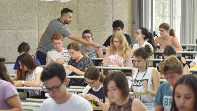 Alumnos a punto de empezar las PAU, el pasado mes de junio, en una de las aulas de la Facultat d’Economia i Empresa de la URV Foto: Alfredo González
