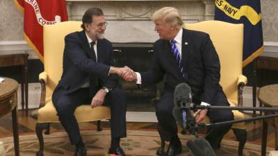 El presidente Mariano Rajoy saluda al presidente de Estados Unidos, Donald Trump, ayer en el Despacho Oval de la