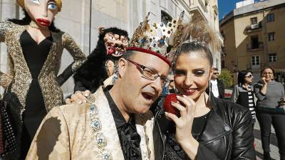 El Rei Carnestoltes, Agustí Pouget (Nou Ritme) y la Concubina, Raquel Recasens (Cromàtic Fusion), bajo la atenta mirada de la Ninota. FOTO: Pere Ferré