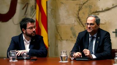 El presidente Quim Torra (jXcat), a la derecha, acompañado del vicepresidente Pere Aragonès (ERC), a su izquierda. FOTO: EFE