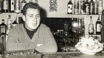 Eduard Boada a l’antiga barra del bar a finals dels anys 60. Foto: Segú Chinchilla/Arxiu E. Boada