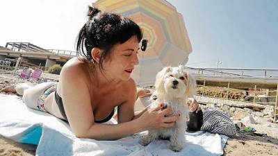Una usuaria de la nueva playa para perros habilitada en Tarragona, en el Miracle. Foto: Pere Ferré