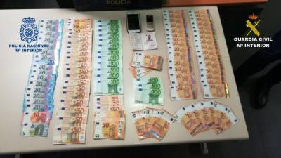 Fotografía facilitada por la Policía Nacional y la Guardia Civil con los bitlletes falsos recuperados.