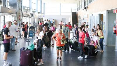 Pasajeros en el Aeropuerto de Reus durante el mes de julio. FOTO: Alba Mariné