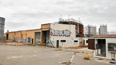 El Ayuntamiento de Reus actuará de forma subsidiaria en el derribo de la fábrica Bionet tras requerir en dos ocasiones a la propiedad que actuará para adecentar el solar abandonado. FOTO: Alfredo González