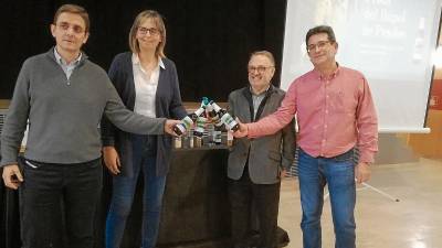 Representants de Damm i de l’Ajuntament, celebrant l’èxit de la comercialització FOTO: n.r.