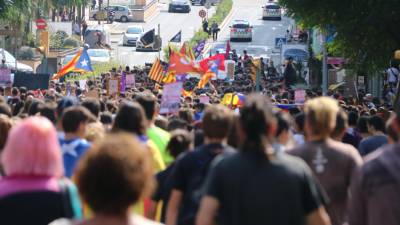 Pla tancat de la manifestació d'estudiants a Tarragona en defensa del referèndum, enfilant l'avinguda Catalunya. Imatge del 28 de setembre de 2017.